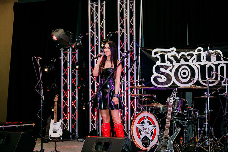 Woman speaking with mic on stage
