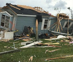 Se muestra una casa destruida por un tornado.